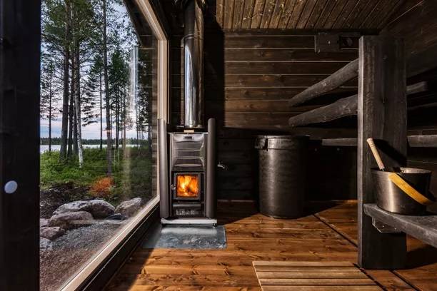 La sauna nera ha bisogno di molta luce, l'immagine mostra una finestra a parete in una sauna nera.