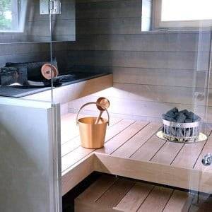 Nella sauna, l'illuminazione a LED può essere realizzata con una striscia, purché sia installata abbastanza in basso.