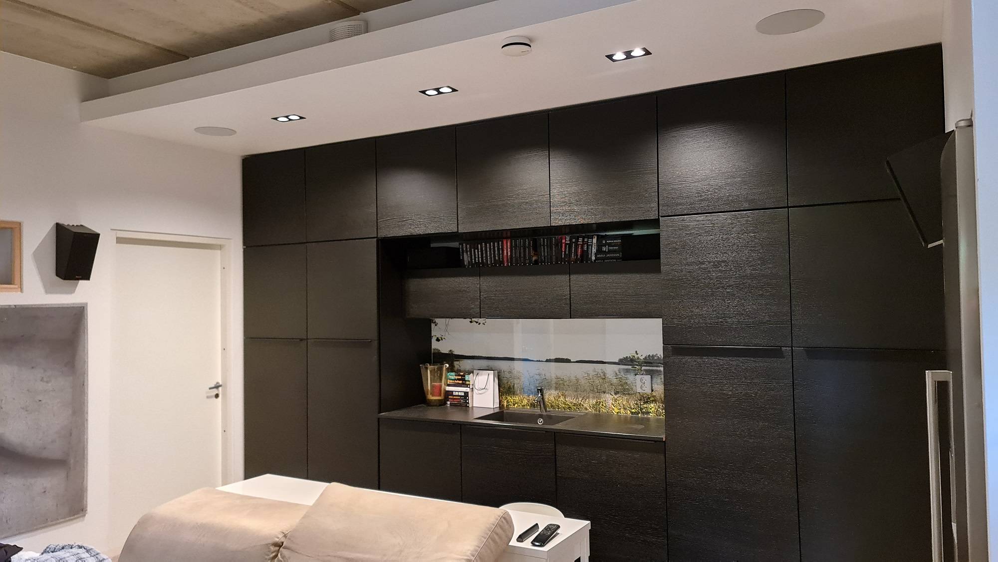 Macchie nella luce calda della cucina nera