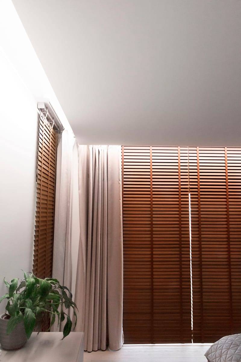 Design dell'illuminazione della camera da letto, la striscia led circonda indirettamente la stanza