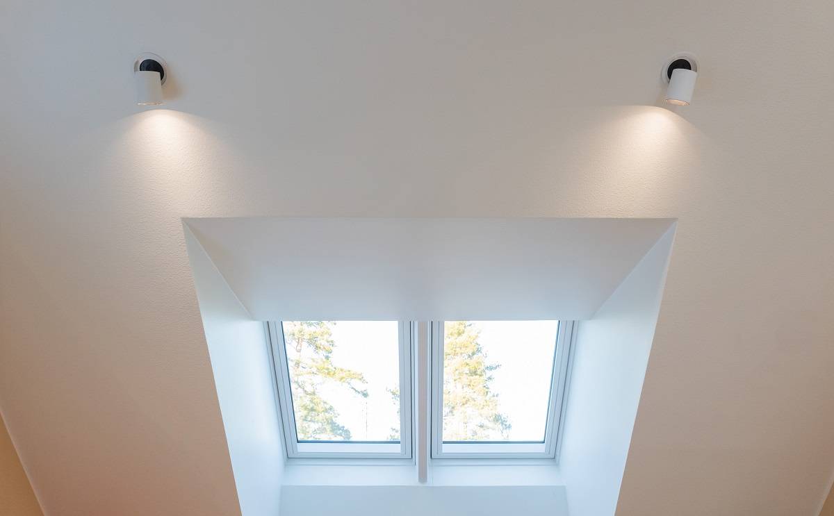 Al piano superiore, due applique direzionali sulla parete della stanza con il soffitto inclinato.