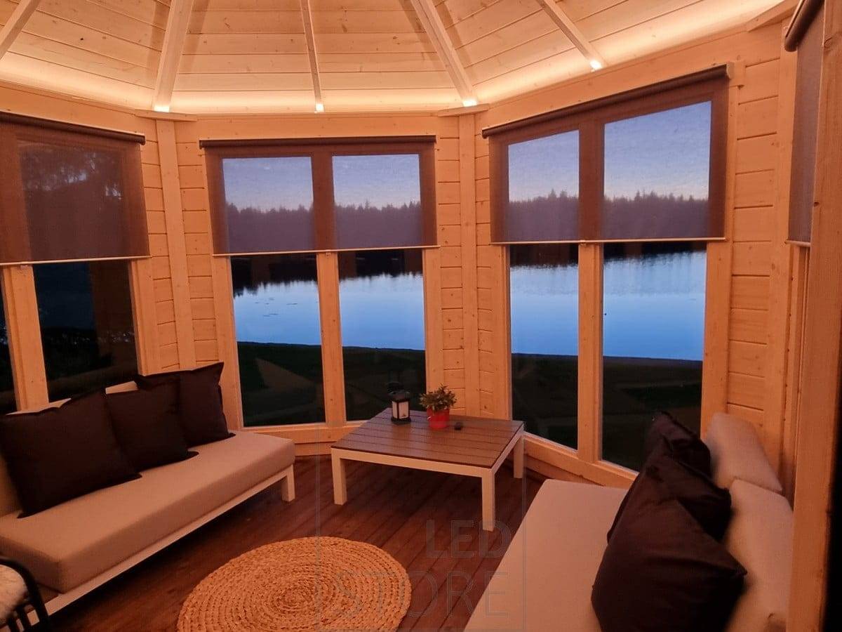 Il bellissimo soffitto è accentuato dall'illuminazione, che crea una luce suggestiva nello spazio. Ledstore.fi