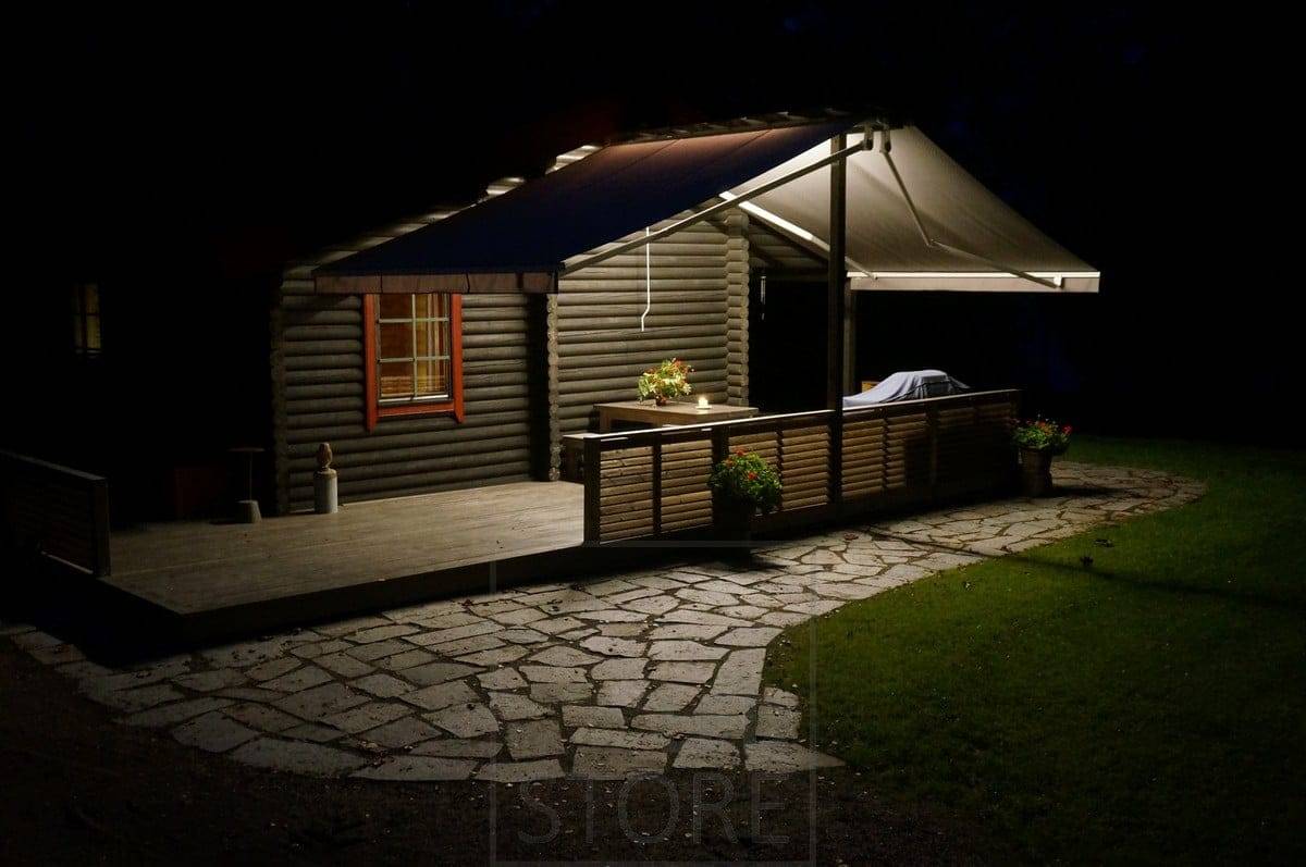 Al centro della tettoia, una striscia LED illumina la terrazza con un'illuminazione generale d'atmosfera. Ledstore.fi