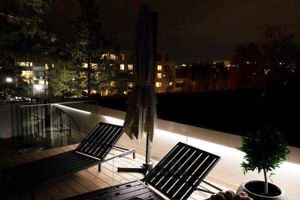 Sotto la ringhiera dell'illuminazione della terrazza, una striscia di led illumina indirettamente la terrazza.