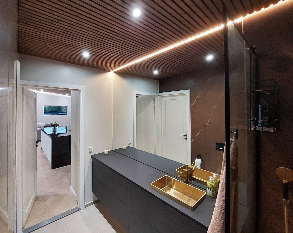 Il bagno ha un'illuminazione adeguata grazie alla combinazione di faretti da 9W e strisce LED.