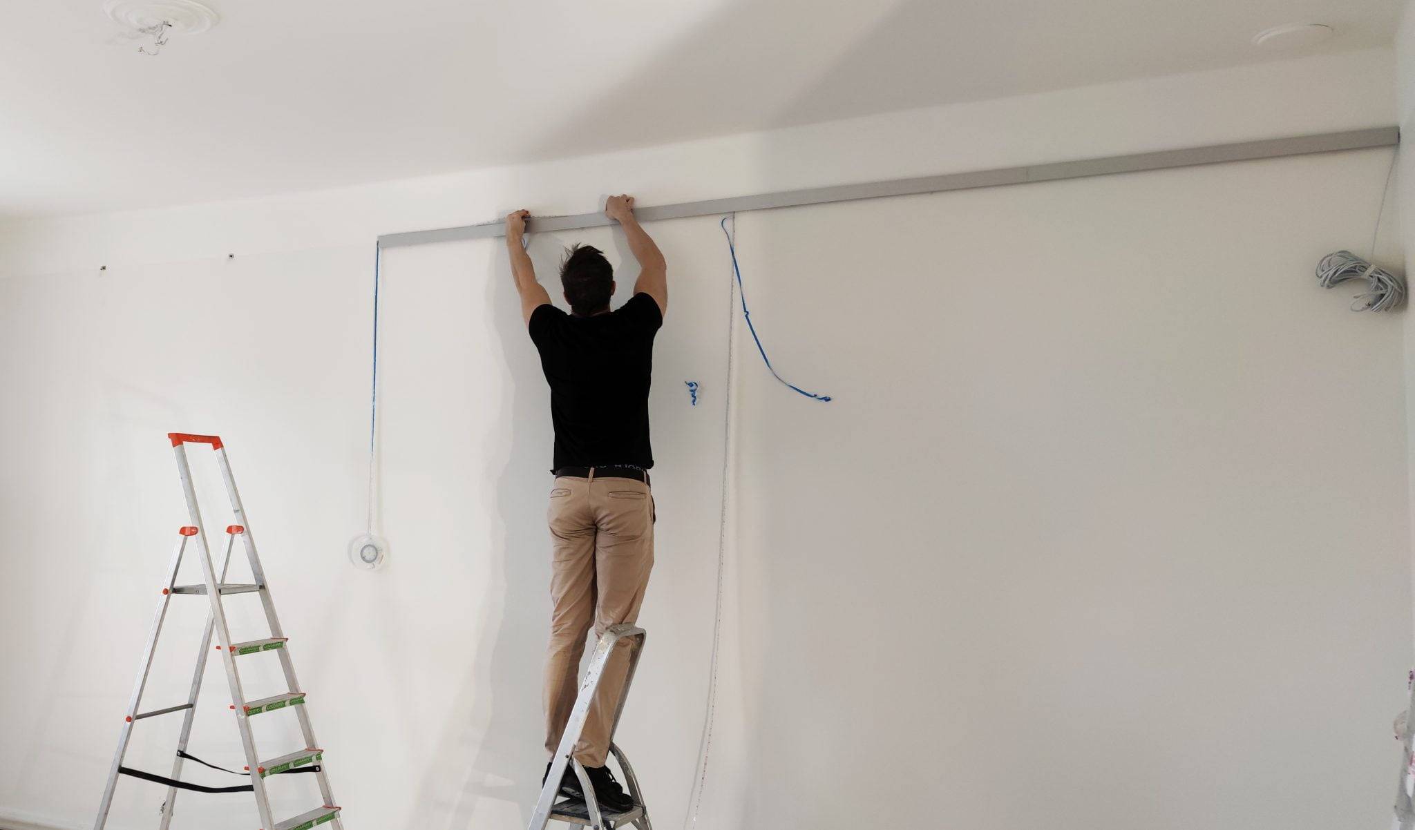 Installazione dell'apparecchio a LED a parete