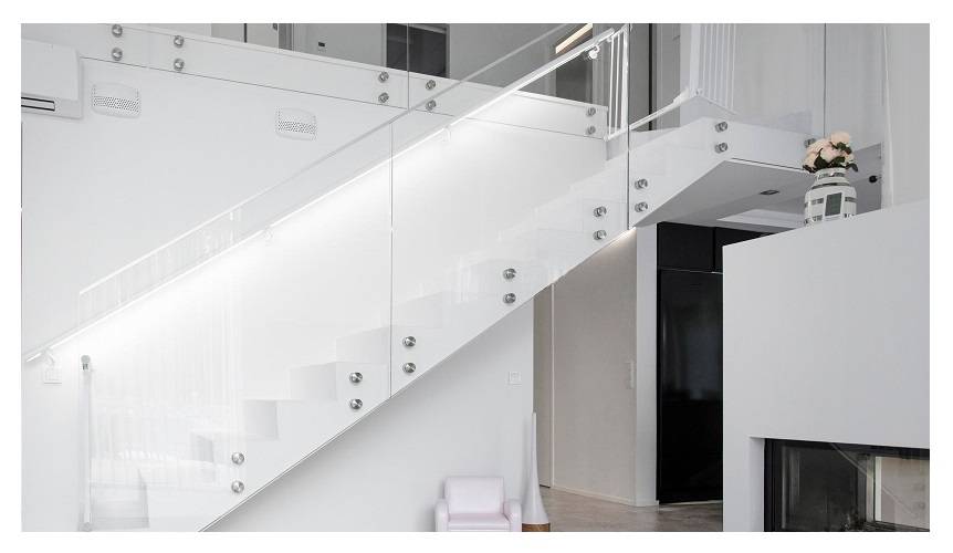 Illuminazione delle scale - nastro a led sul corrimano