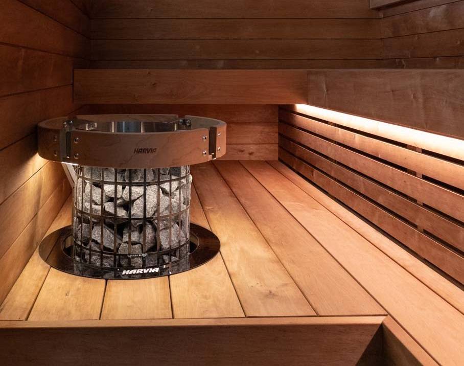 La sauna può essere illuminata dal bordo della panca o dalla stufa.