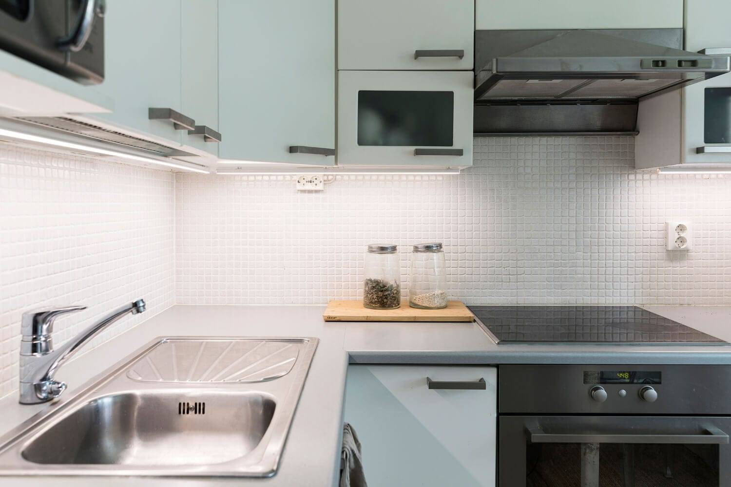 ristrutturazione dell'illuminazione con binari LED in cucina