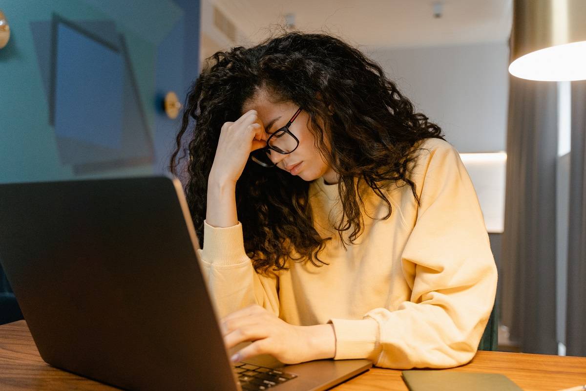Occhi stanchi alla postazione di lavoro