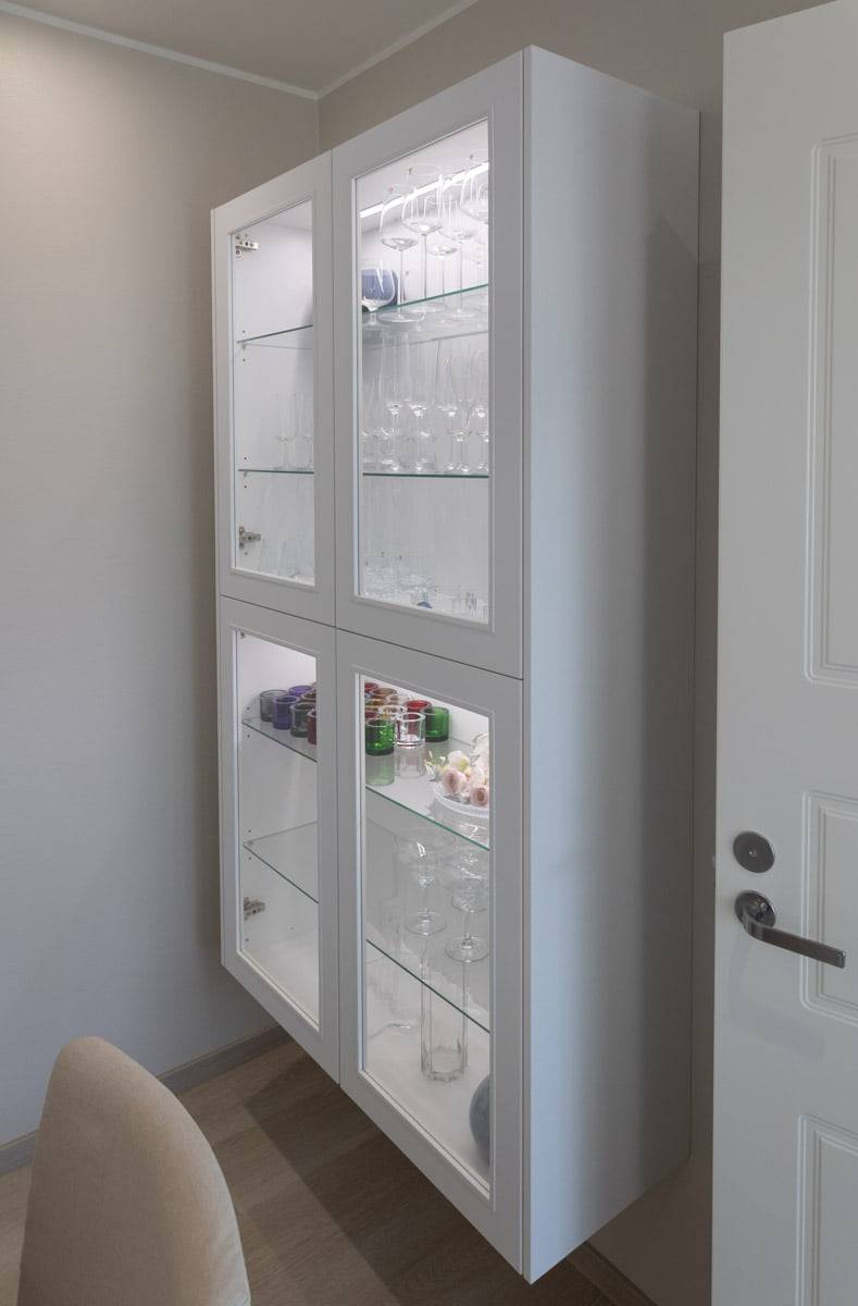 Vetrina con illuminazione a led con luci accese nell'armadio