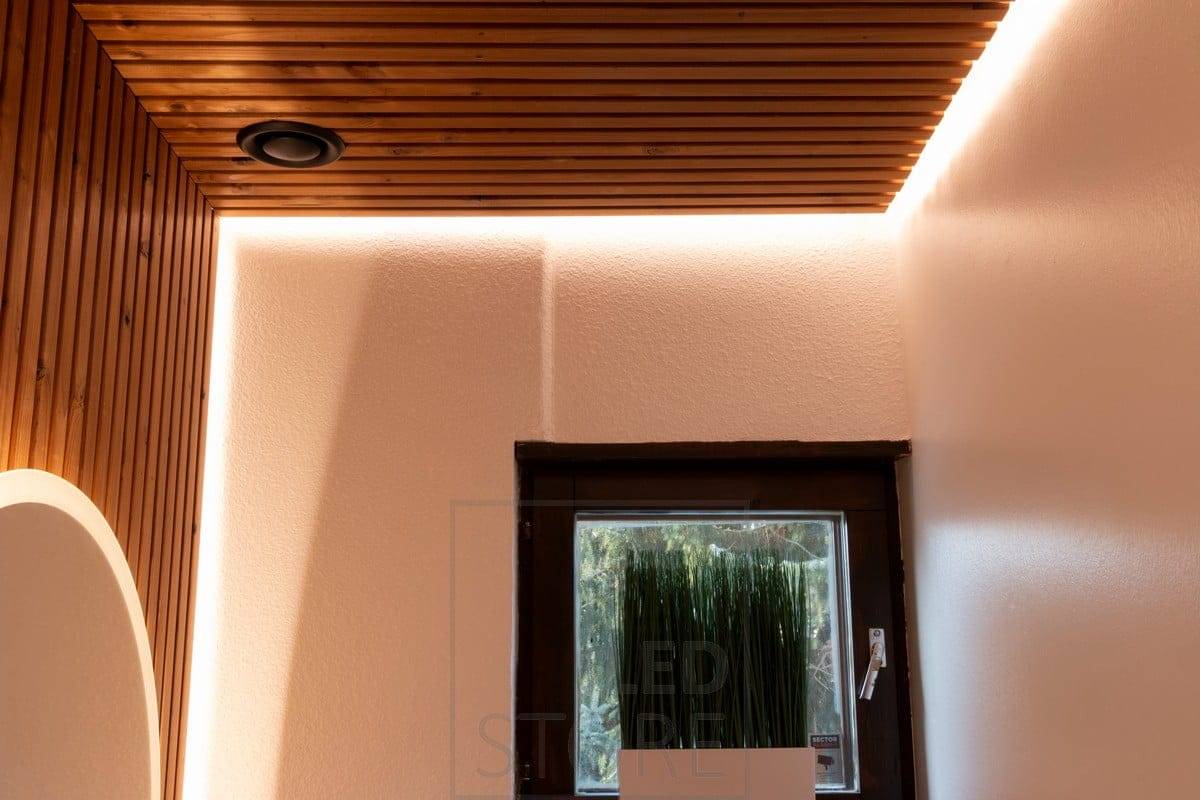 Una striscia LED dietro il davanzale della toilette crea una suggestiva luce indiretta. Ledstore.fi