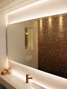 Strisce e faretti a led per il bagno