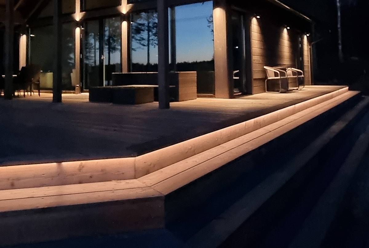 La scala può essere separata visivamente dalla superficie della terrazza da una striscia luminosa a LED.