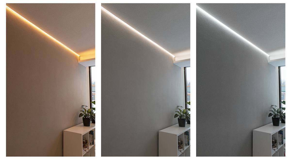 Tre immagini dell'angolo della stanza mostrano una mensola bianca con una pianta sopra. L'illuminazione a LED crea toni di giallo caldo, bianco neutro e bianco freddo sulla parete. Una finestra parzialmente visibile sullo sfondo porta la luce naturale nello spazio.