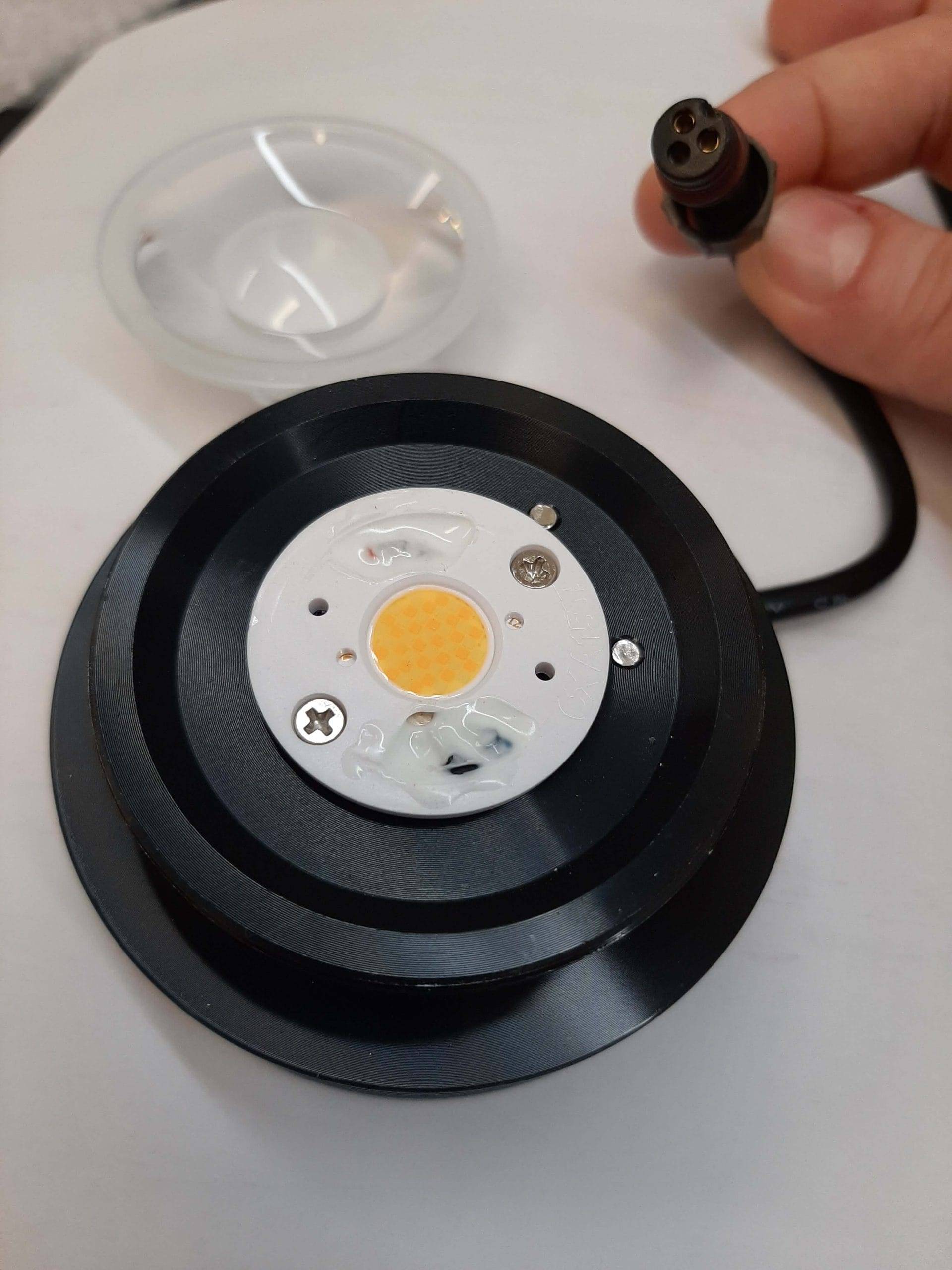 Faretto a temperatura di colore regolabile con circuito led multifunzionale, copyright LedStore.fi