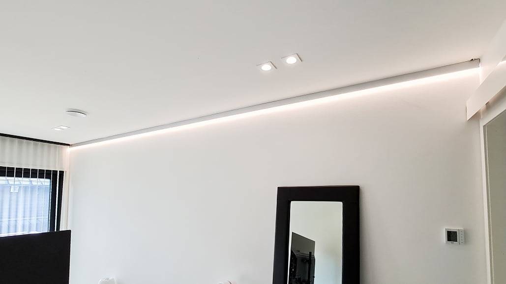 Luce indiretta installata nel soffitto della camera da letto e faretti come illuminazione generale.
