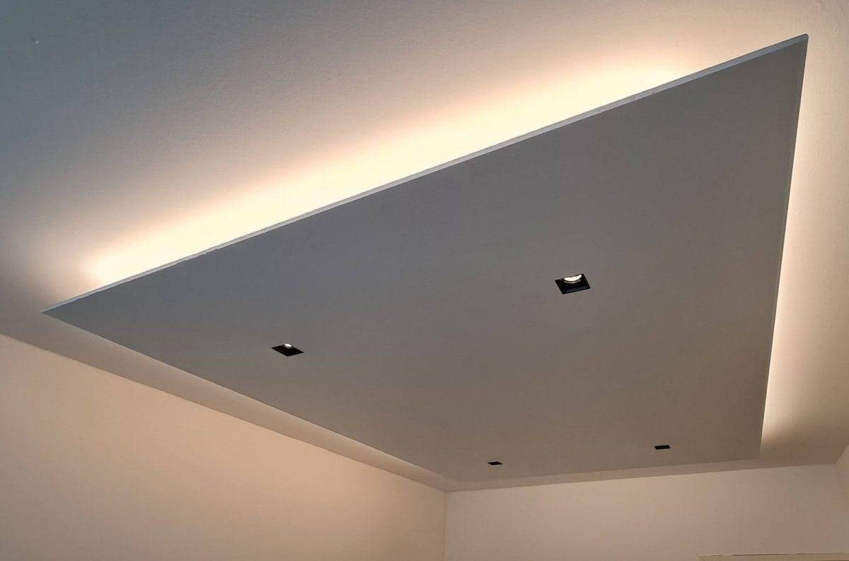 Illuminazione del soffitto in gesso pronta, luce calda selezionata