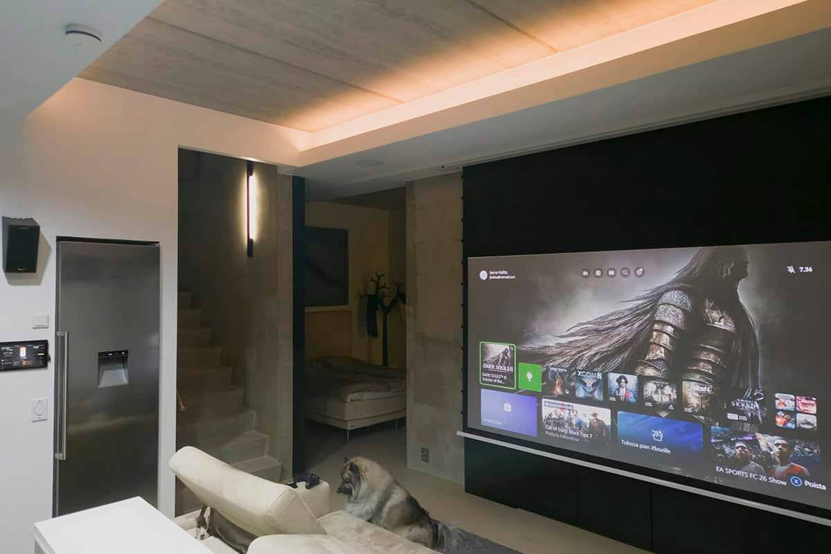 Illuminazione home theatre indirettamente con strisce led.