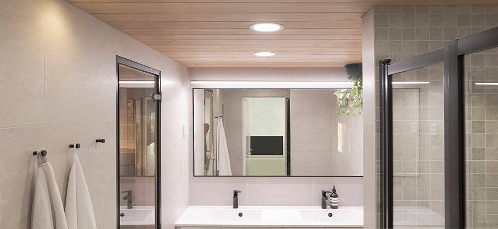 Conversione di un vecchio armadio a specchio in luce LED La ristrutturazione del bagno prevede la sostituzione dell'illuminazione.