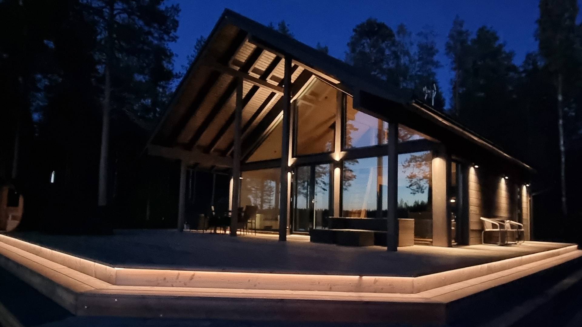 Illuminazione del cortile attraverso la parete esterna della casa e il tetto della terrazza come riflettore, e illuminazione del primo gradino della scala con strisce LED.