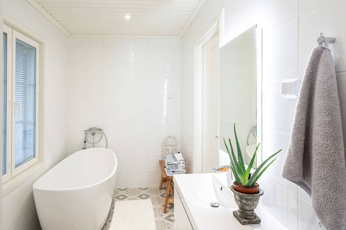 Illuminazione del bagno con faretti e specchio.