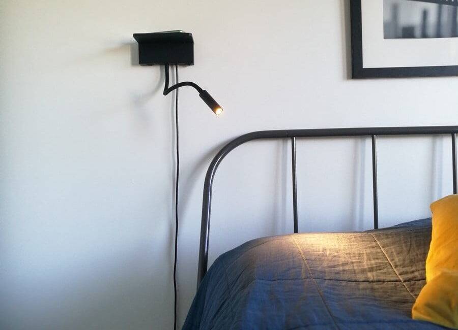Lampada da notte e da lettura per la testa del letto. La lampada è dotata di ricarica wireless e di uno slot USB per ricaricare il telefono. Ledstore.fi