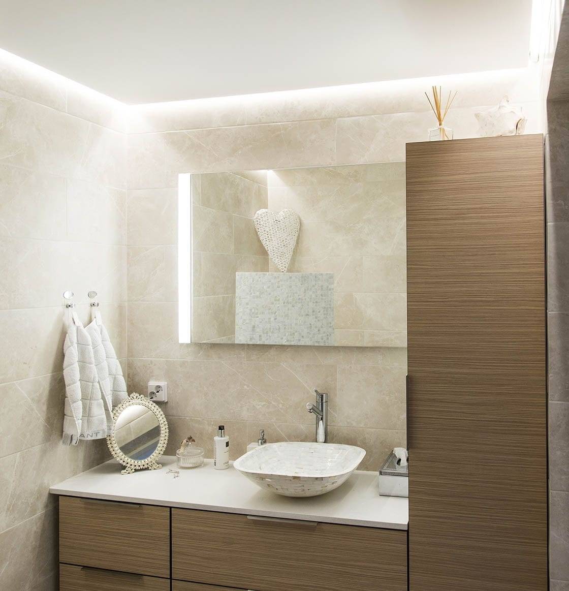 Una buona illuminazione per il trucco si ottiene con una luce intensa che proviene indirettamente dal soffitto e da uno specchio luminoso.