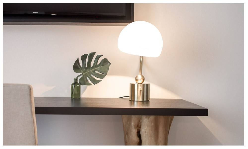 Dimmer 0/1-10V alla base della lampada. Fonte: pexels
