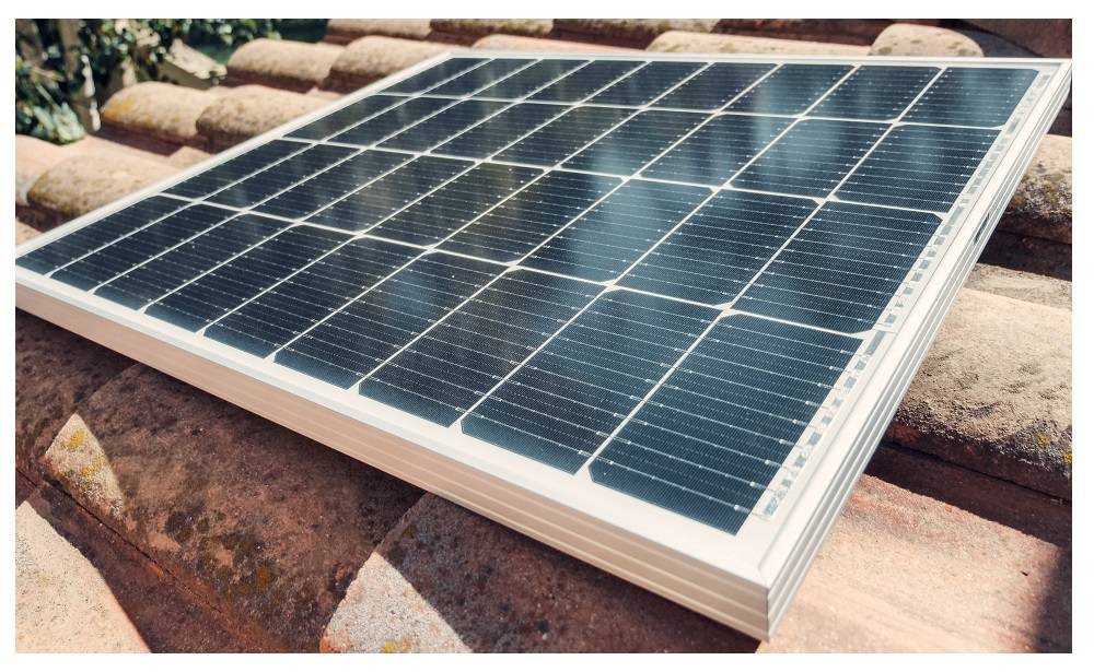 Pannello solare sul tetto e strisce LED all'interno
