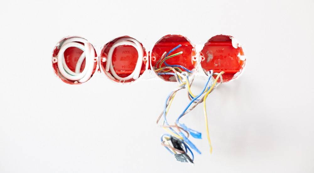 Cablaggio degli interruttori a parete. Verifica che sia adatto alla tecnica di oscuramento scelta... Immagine Pexels.