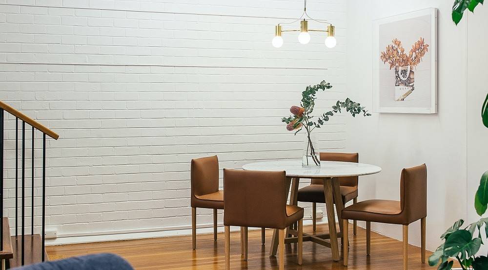 Illuminazione della zona pranzo. Tecnologia di regolazione della luminosità TRIAC Immagine da Pexels.