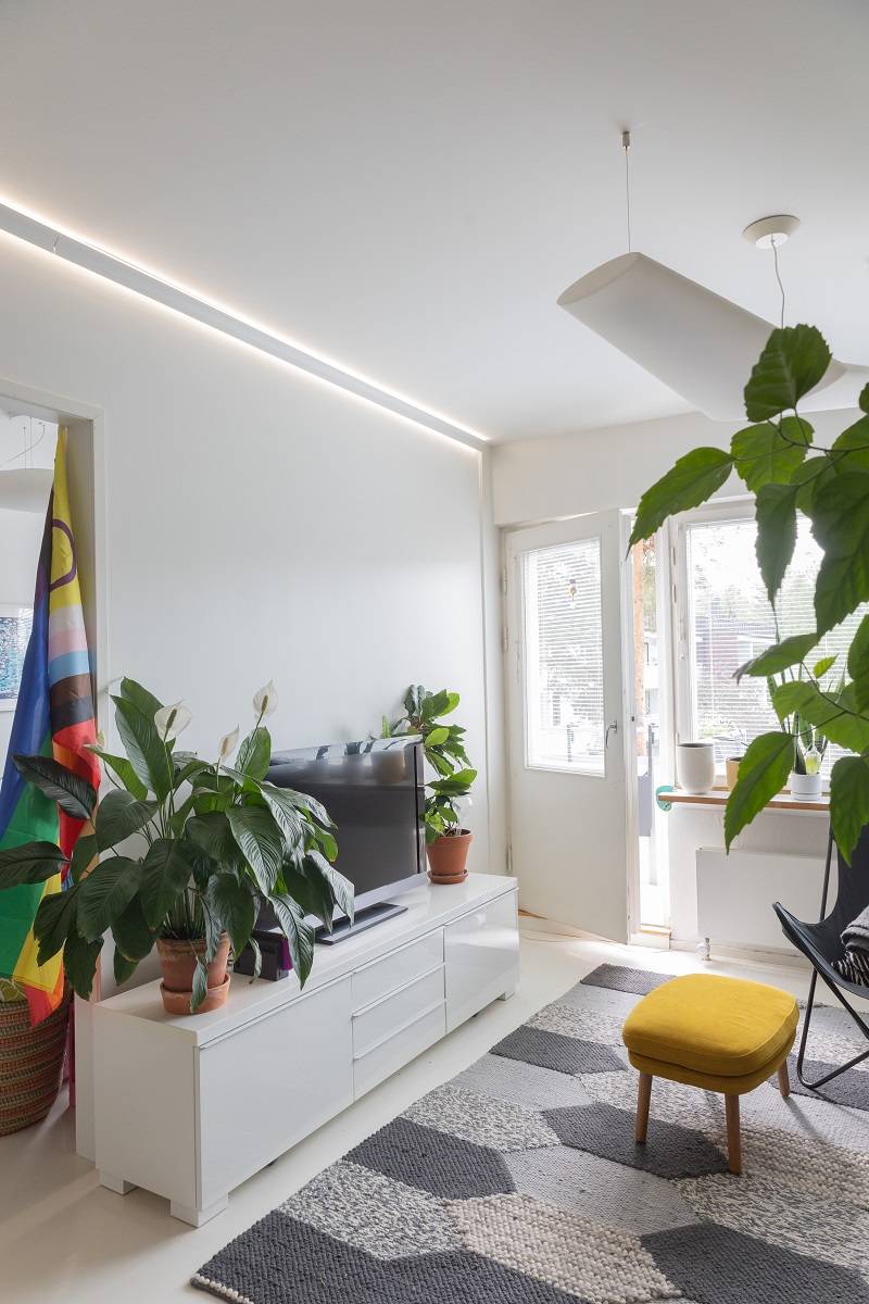 Striscia led RGB+CCT in soggiorno montata su un profilo ad arco.