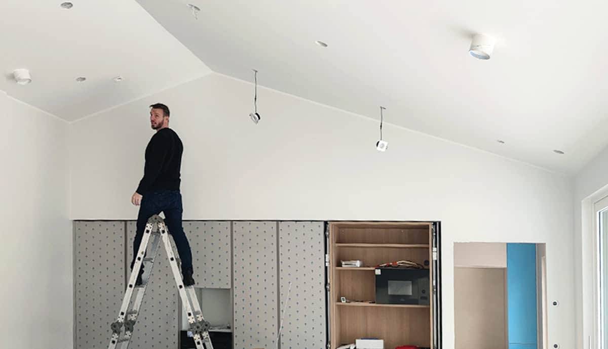 Installazione di spot LED sul soffitto.