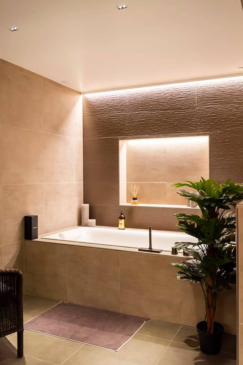 Illuminazione vasca da bagno con striscia led.