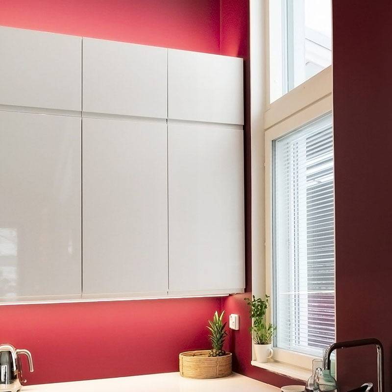 Una striscia di alluminio con una striscia LED all'interno fornisce un'illuminazione efficiente.
