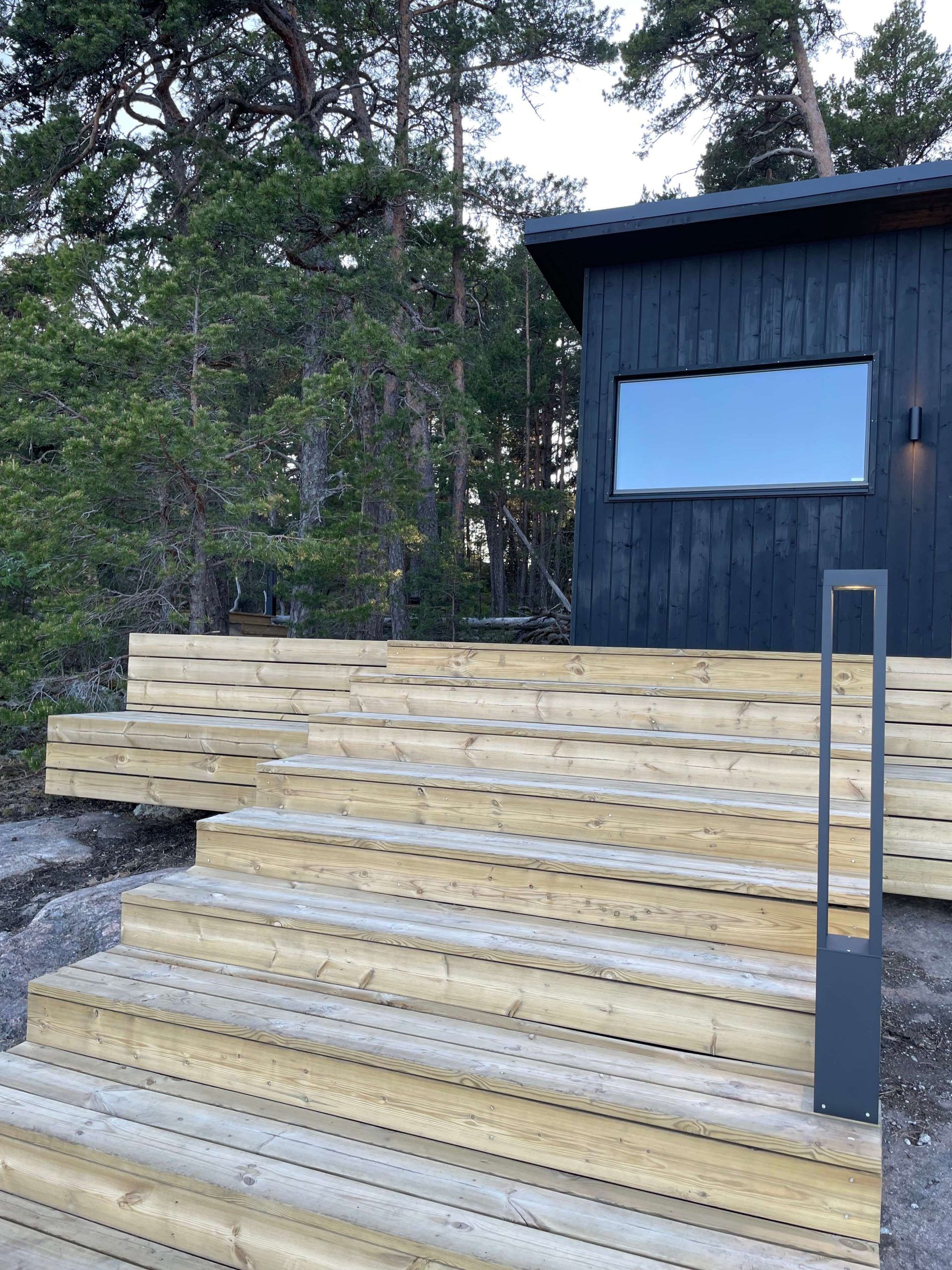 Apparecchio a colonna Funk per l'illuminazione di un camminamento.