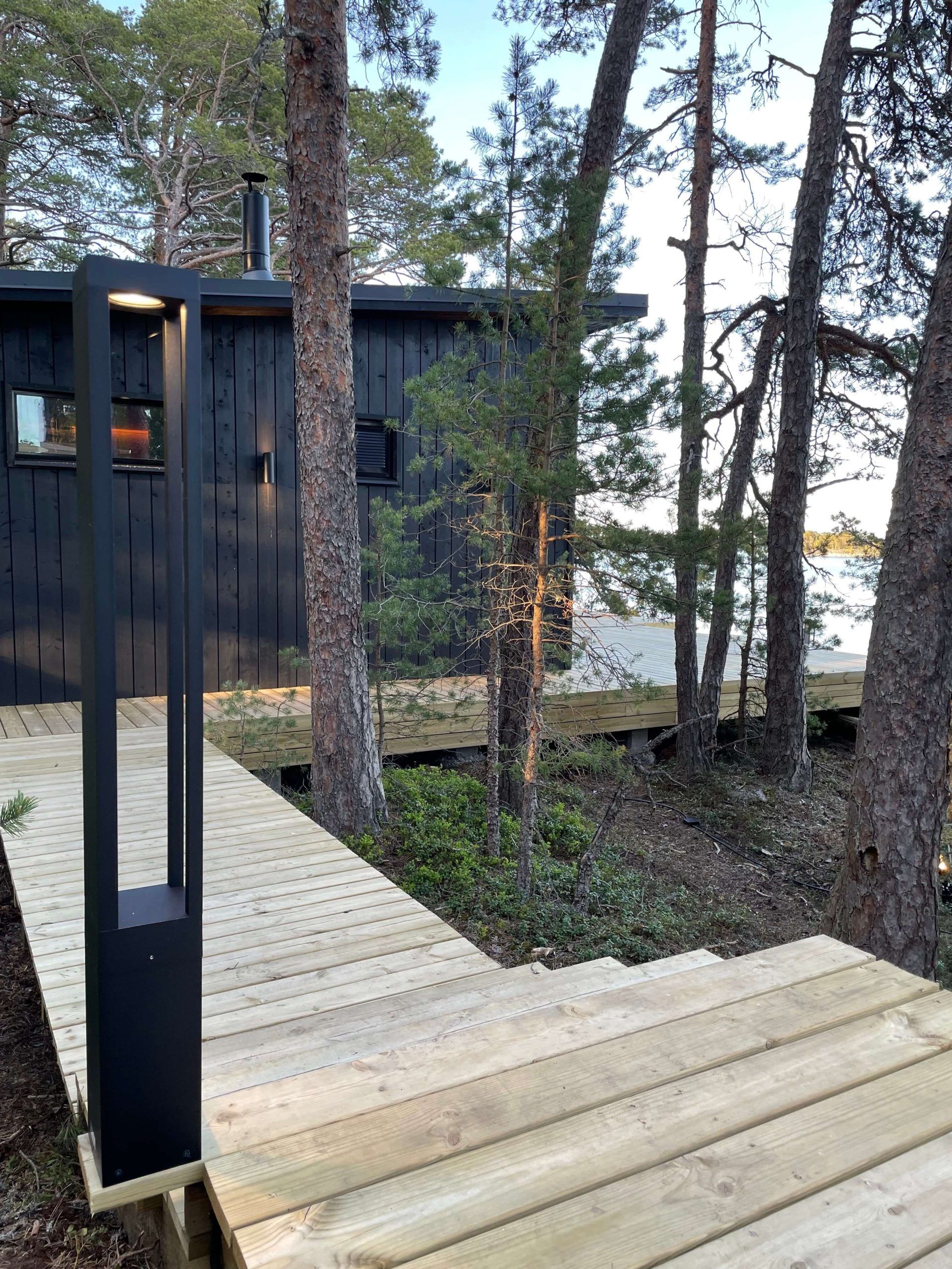 Apparecchio a colonna Funk installato accanto a un passaggio pedonale.