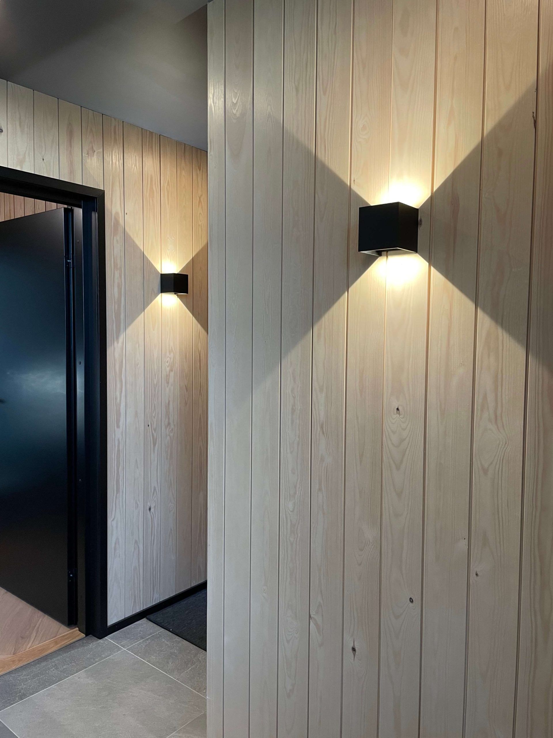 Lampada da parete Funk nel corridoio.