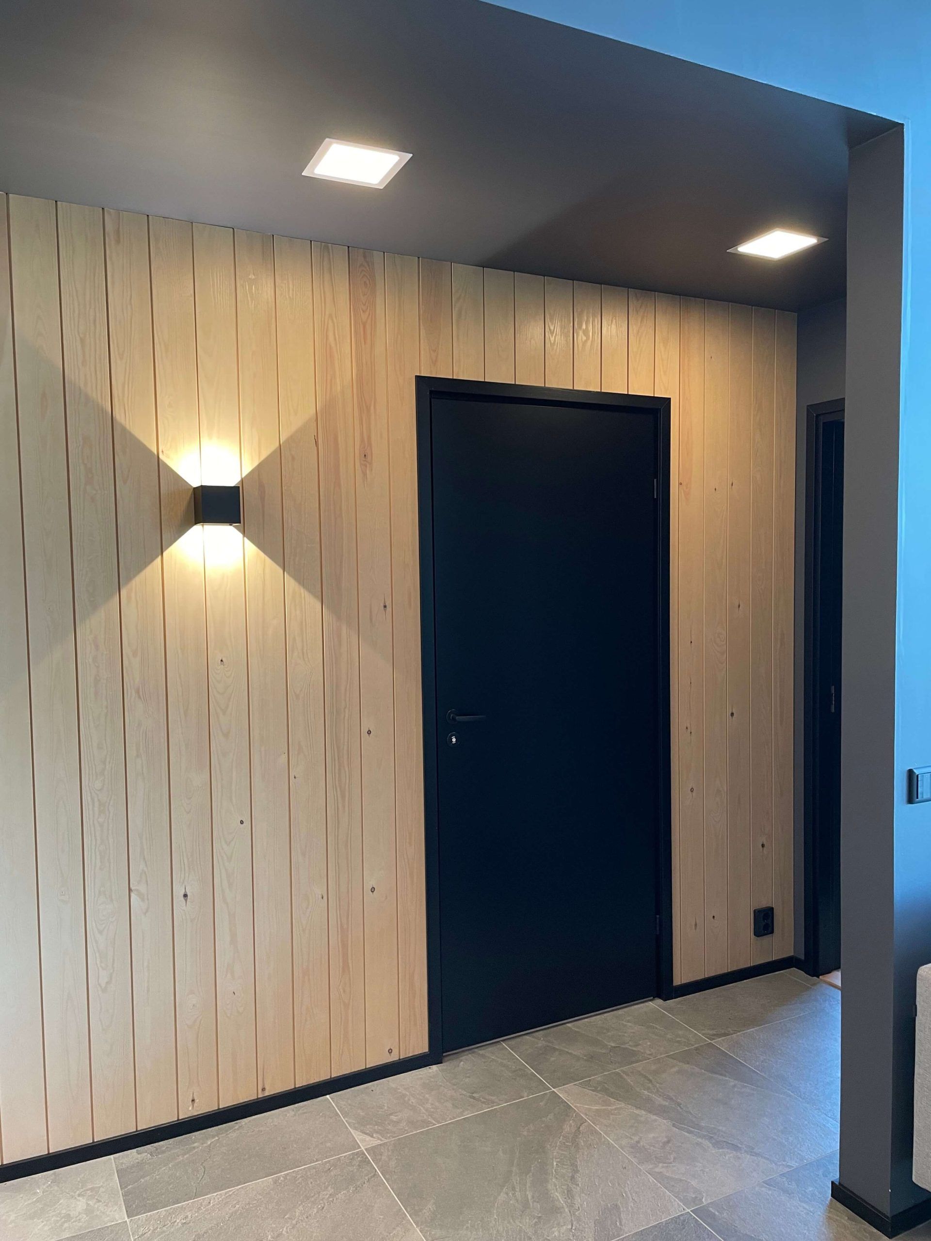 Applique Funk e pannelli Pnael200 per l'illuminazione del corridoio.