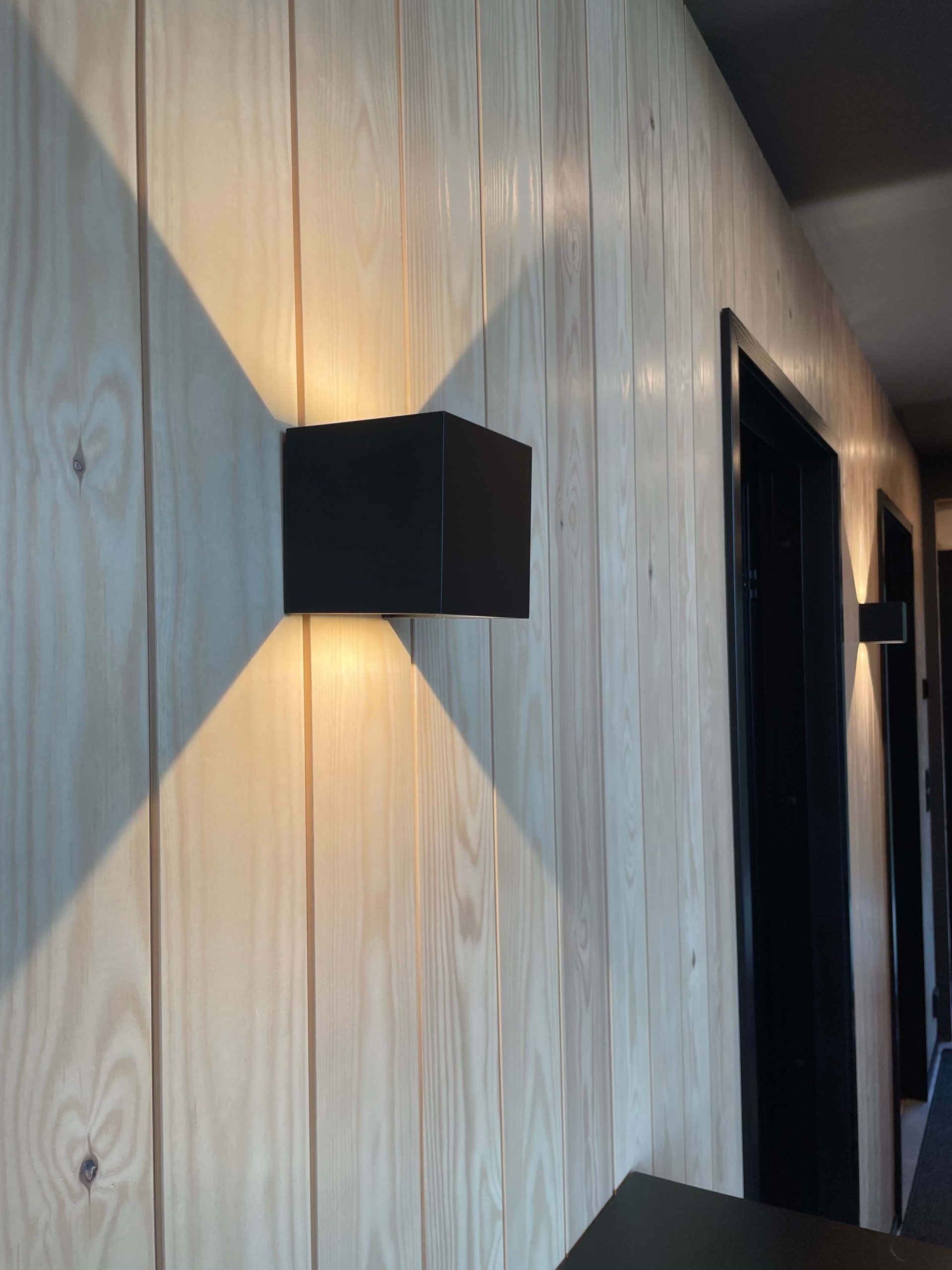 Lampada da parete Funk in nero.