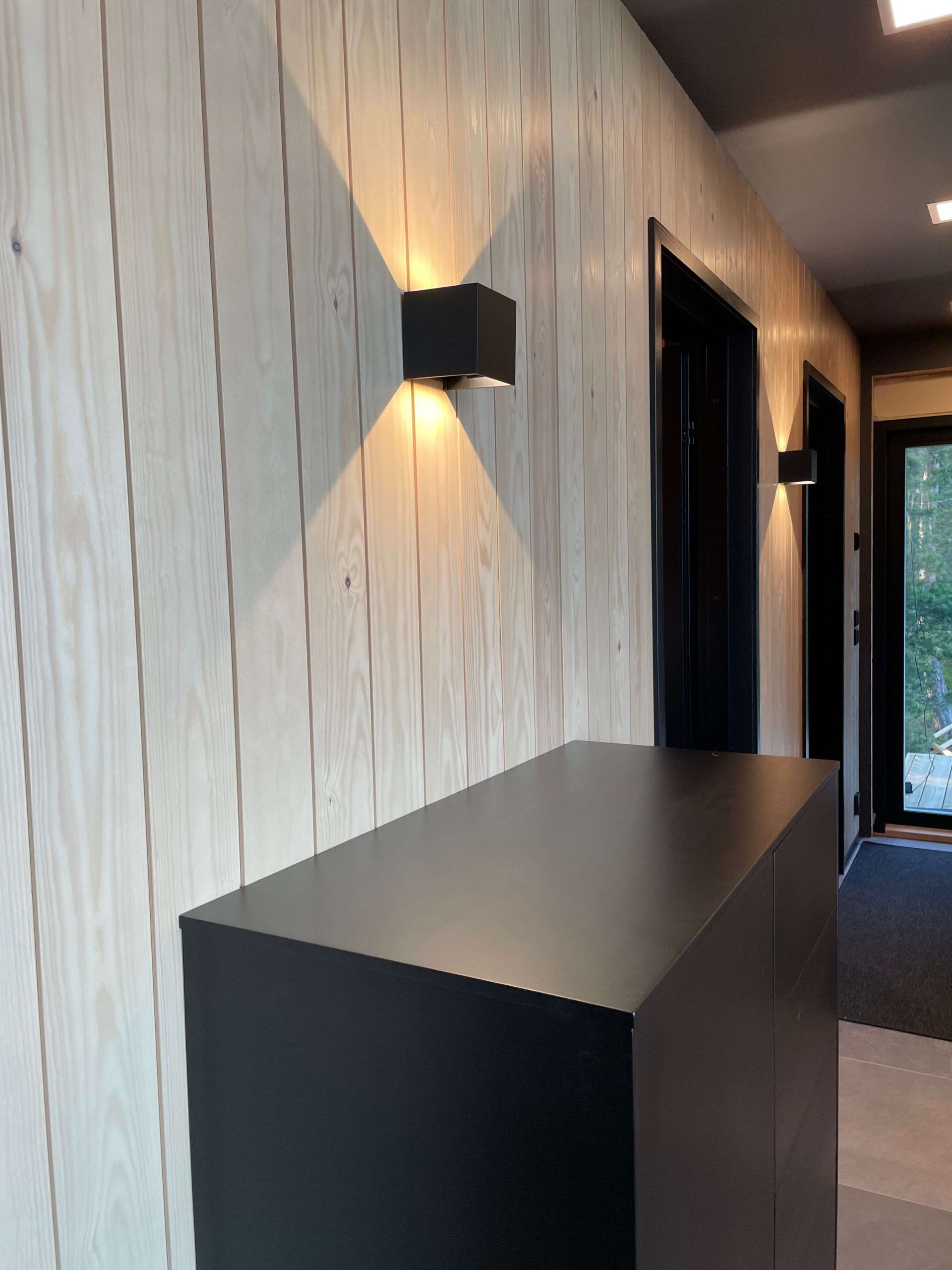 La lampada da parete Funk ha un angolo di apertura della luce regolabile.