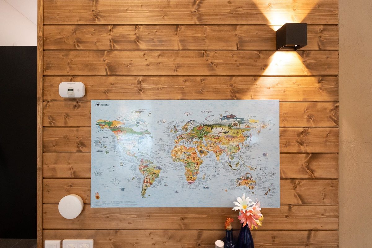 La lampada da parete Funk ha un angolo di apertura della luce regolabile.