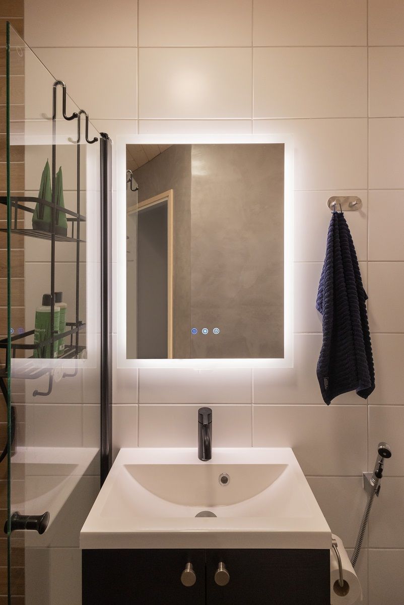 Lo specchio luminoso HALO consente di modificare la temperatura di colore e la luminosità della luce. Lo specchio è inoltre dotato di una funzione antiappannamento.