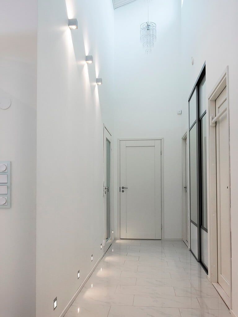 Il design del logo presenta un quadrato bianco con un bordo verde e la scritta "LED" sovrapposta al testo "STORE" con un testo bianco in grassetto che rappresenta il negozio di illuminazione a LED.