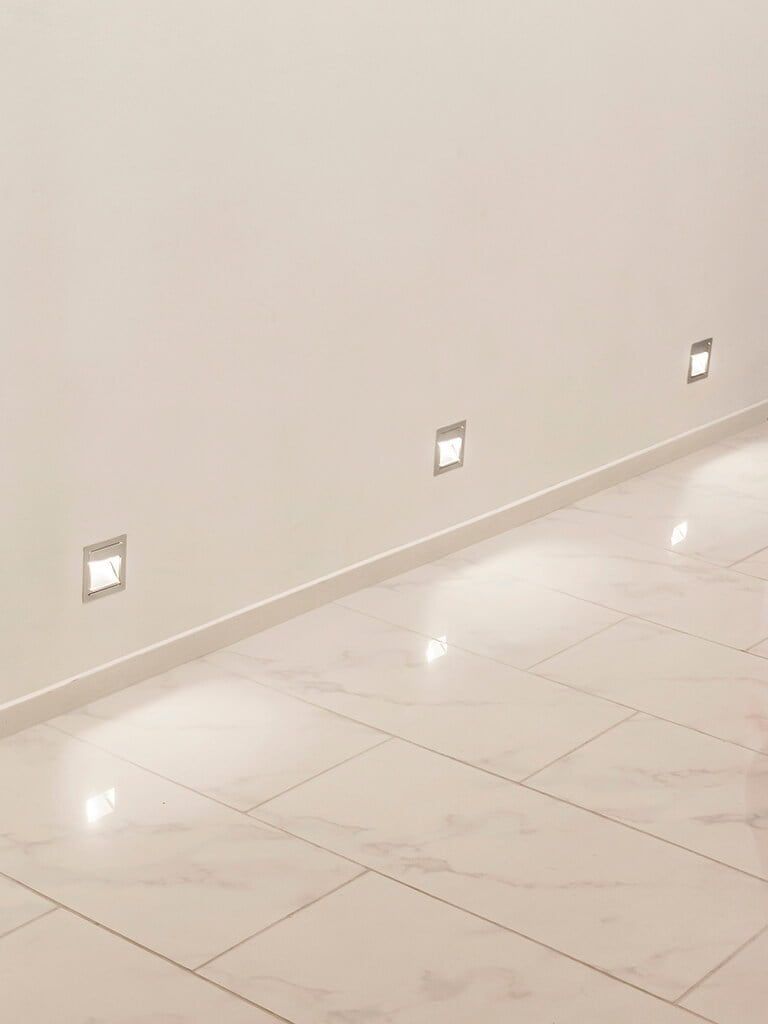 Sfondo verde con un quadrato bianco con la scritta "LED STORE" in lettere maiuscole bianche; il simbolo di un'azienda di illuminazione a LED.