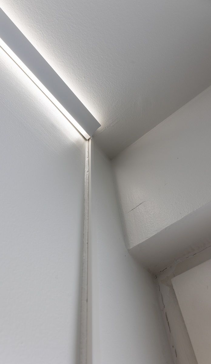 Il nastro RGB+CCT ha un cavo piatto variegato, che può essere installato in modo ordinato con un passacavo.