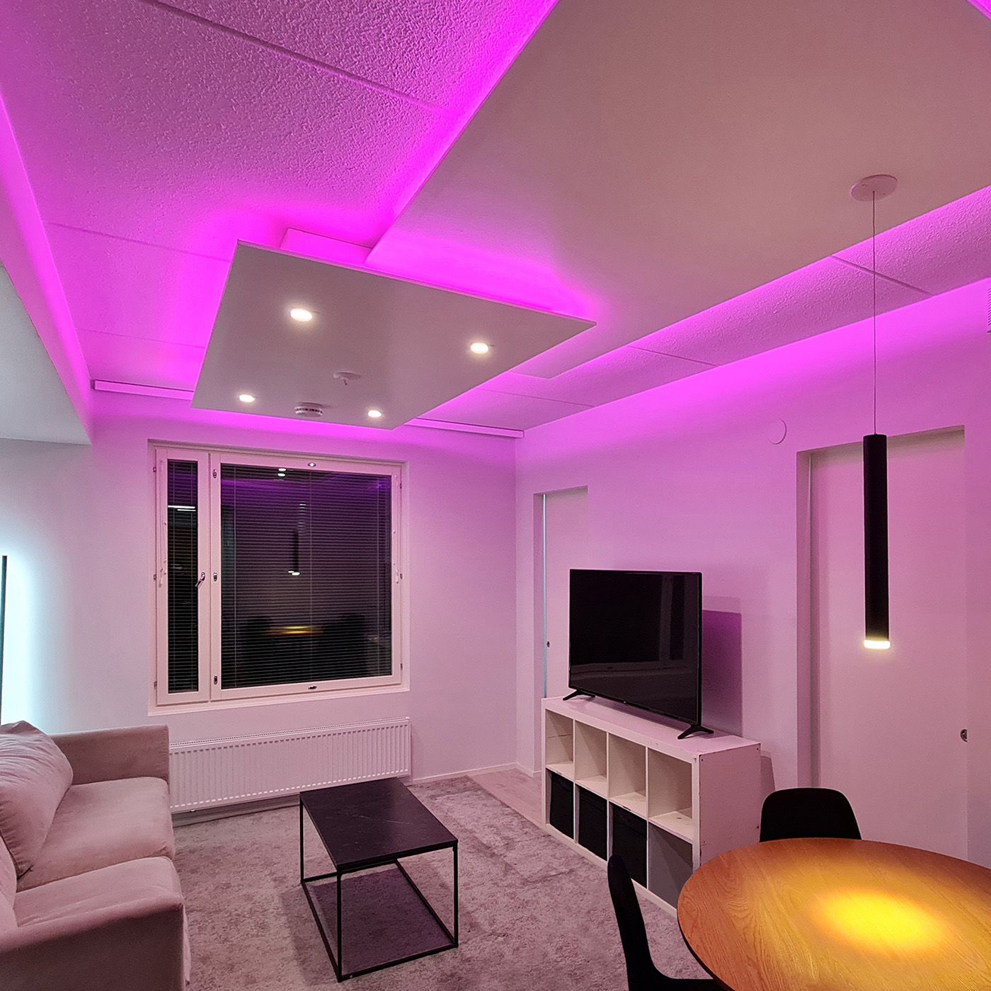 Nastro RGB+CCT installato nel soggiorno cucina a ribalta.