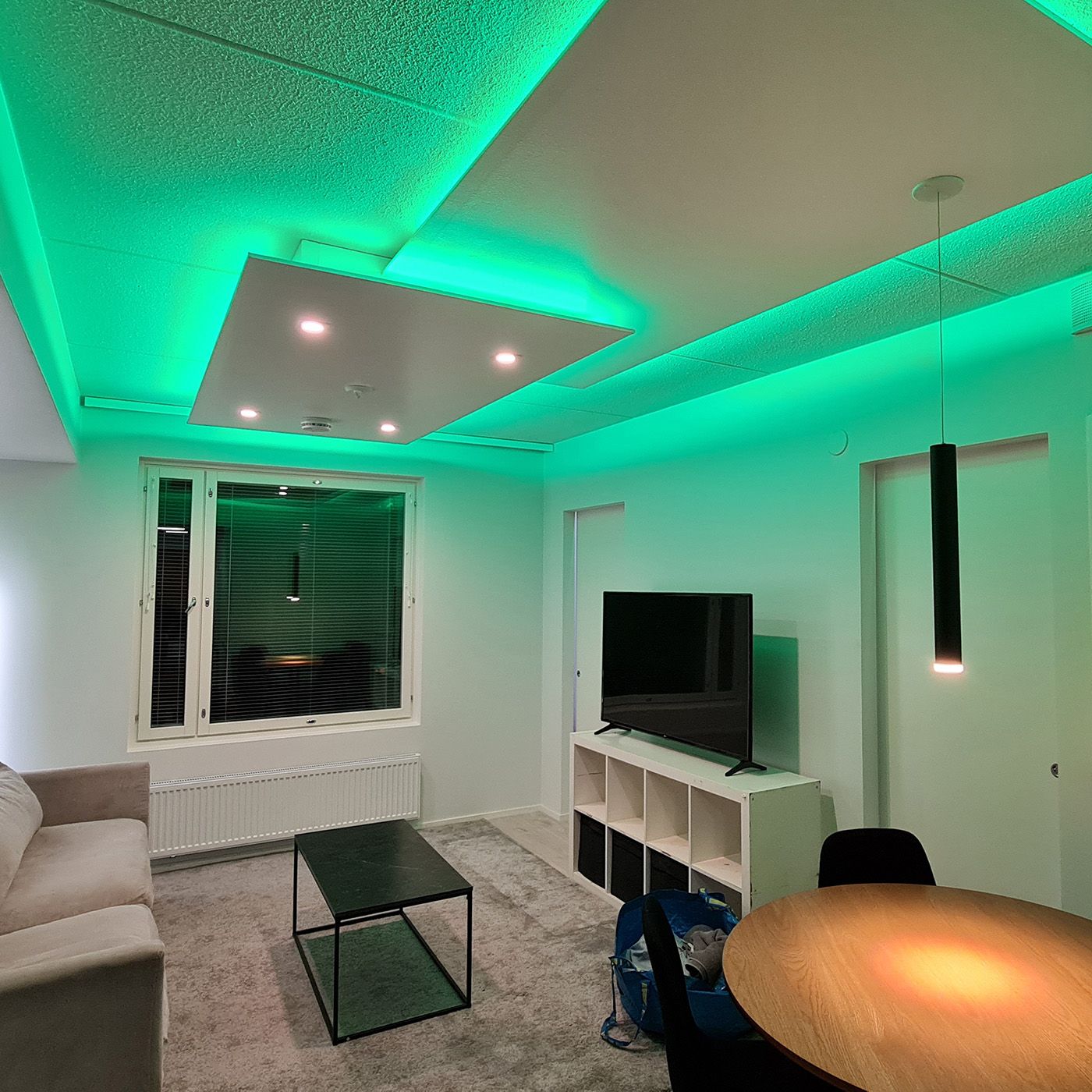 Nastro RGB+CCT installato al piano inferiore di una cucina abitabile a due stanze.