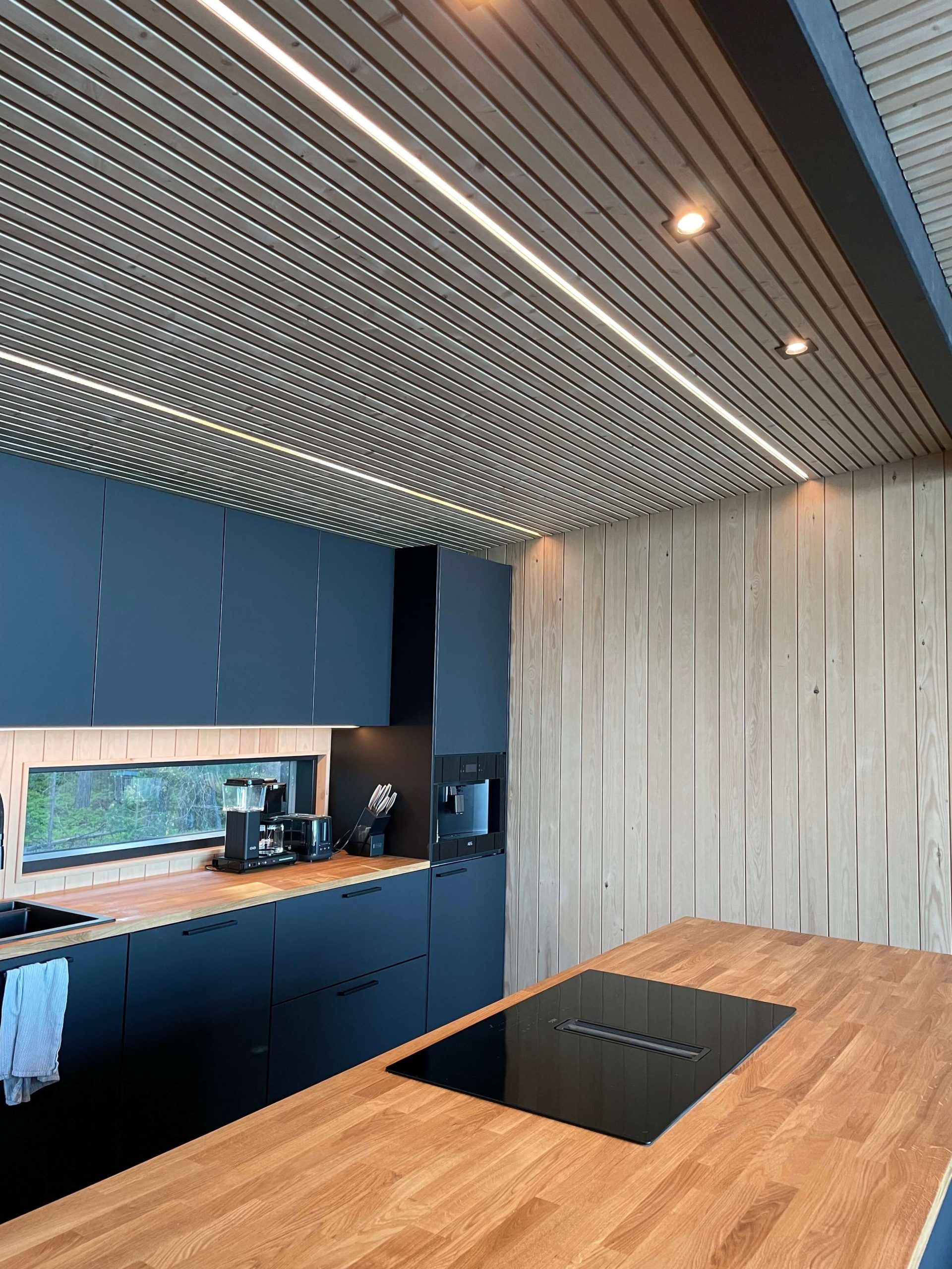 Candelabro come faretto per l'isola e striscia led a incasso per l'illuminazione generale.